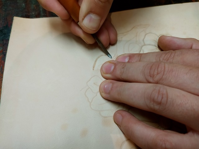 Carlos demonstrates Cordobán leather art, Meryan. Photo © Karethe Linaae